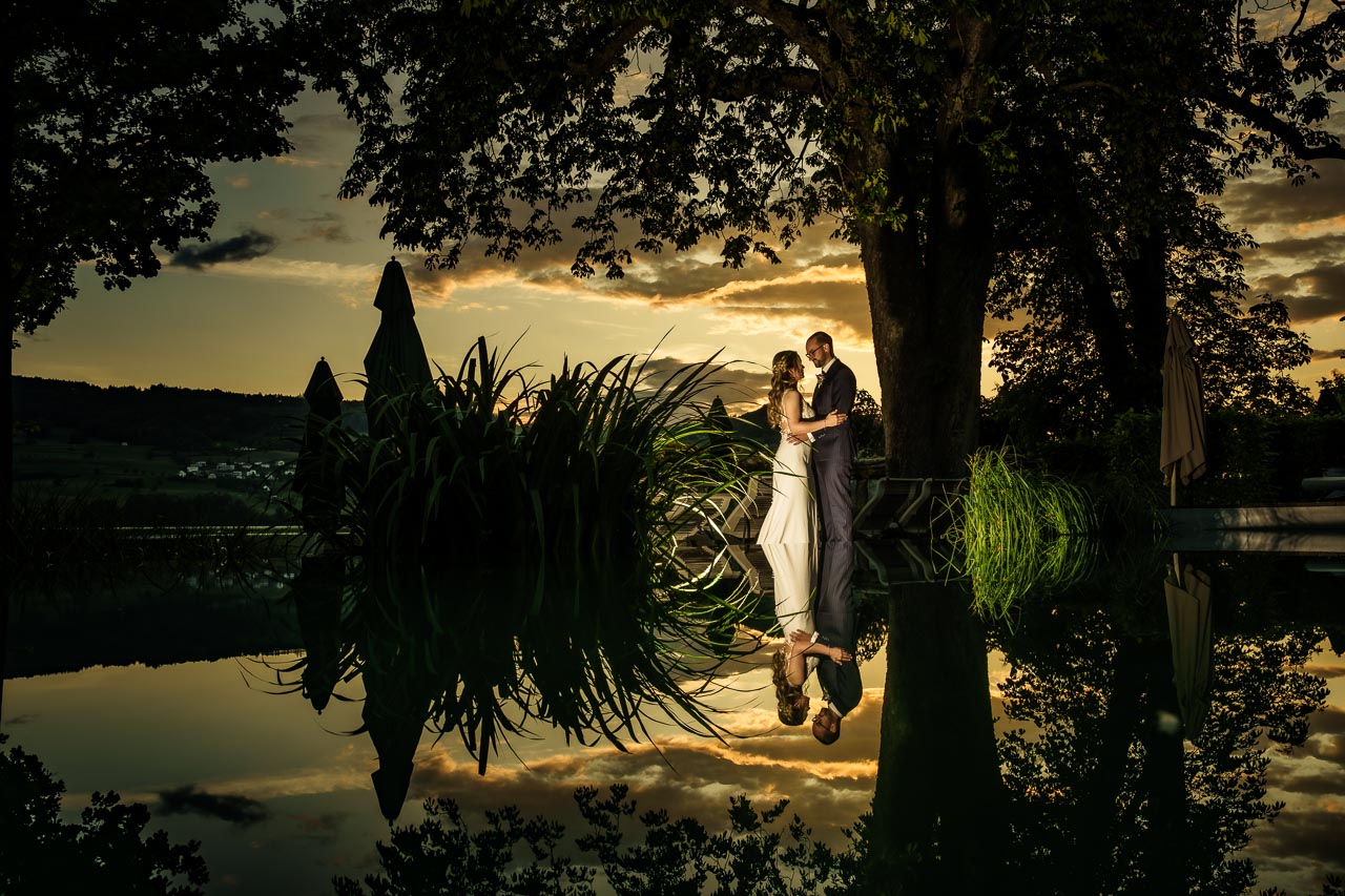 Im Spa Seerose, Hallwilersee, zwischen Hauptgang und Hochzeitstorte den Sonnenuntergang geniessen. (Hochzeitsfotograf: Christian Meier)